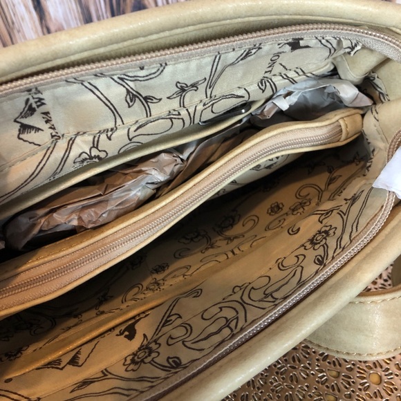 Montana West Concho Collection Crossbody - Picture 4 of 6